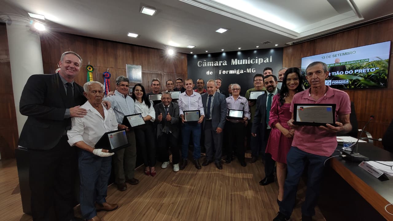 Agricultores são homenageados com a placa “Vereador Tião do Preto”