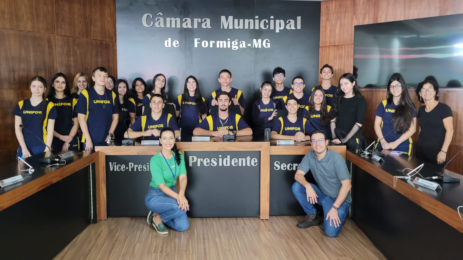 Alunos do 2º ano do Colégio Unifor visitam a Câmara Municipal e aprendem sobre o papel do Legislativo