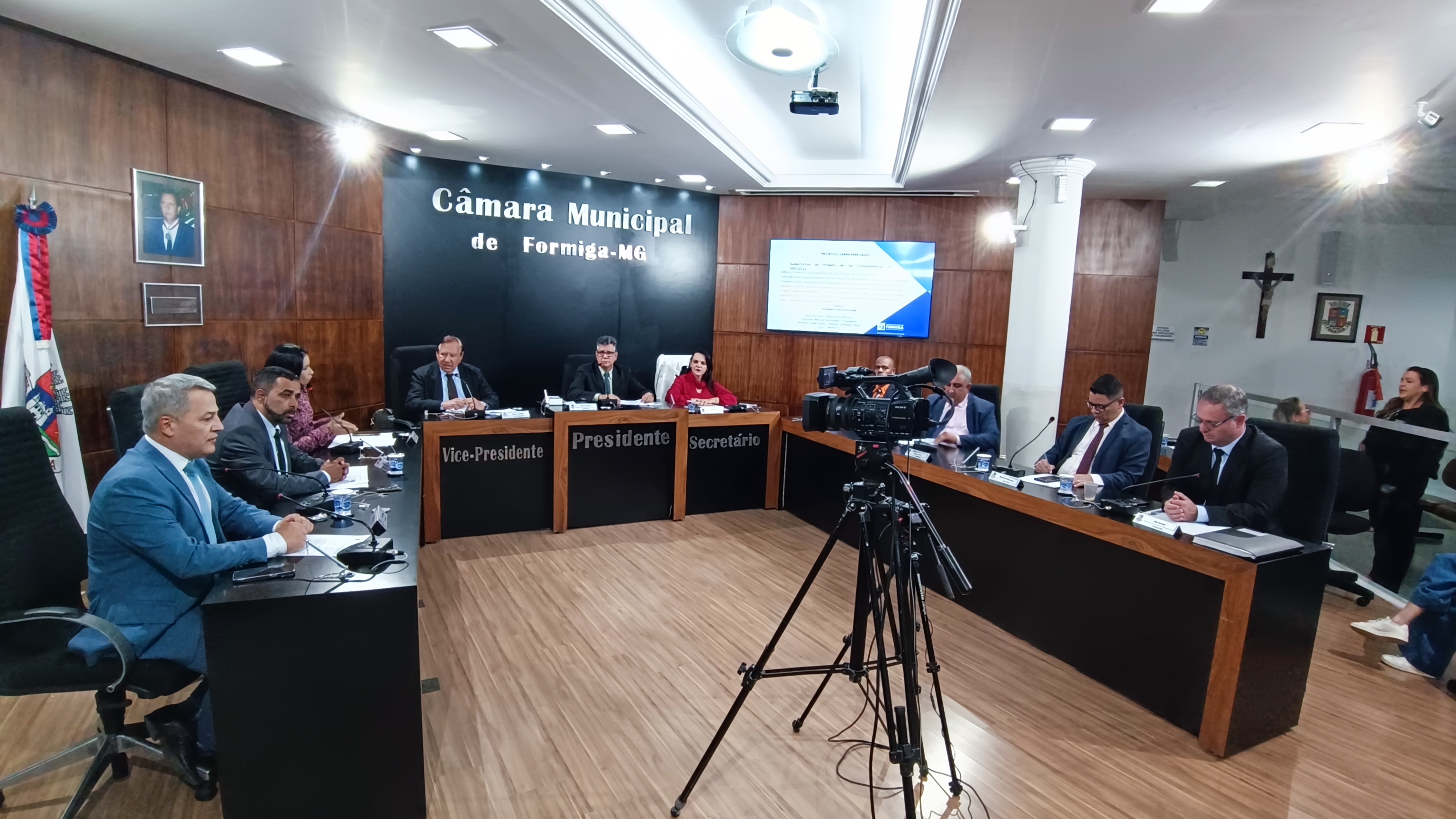 Aprovados três projetos de lei destacando-se o impacto social e o apoio a áreas como infraestrutura e saúde . Publicado em: 1 de outubro de 2024