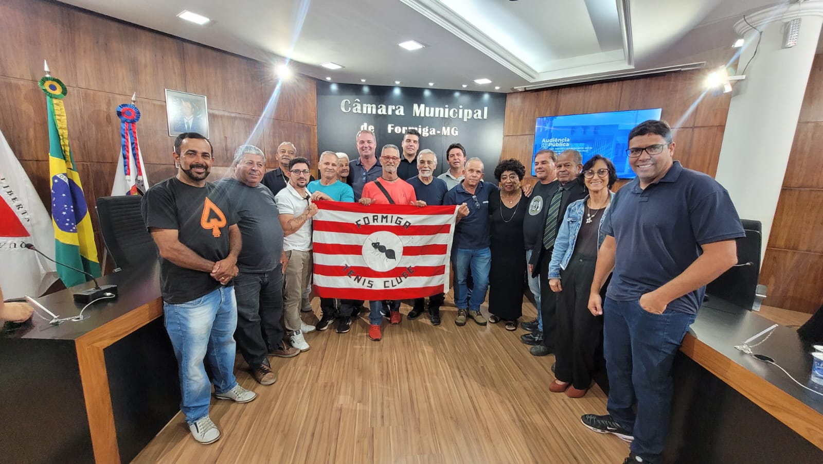 Audiência pública na Câmara de Formiga discute futuro da Praça de Esportes e preservação do Formiga Tênis Clube