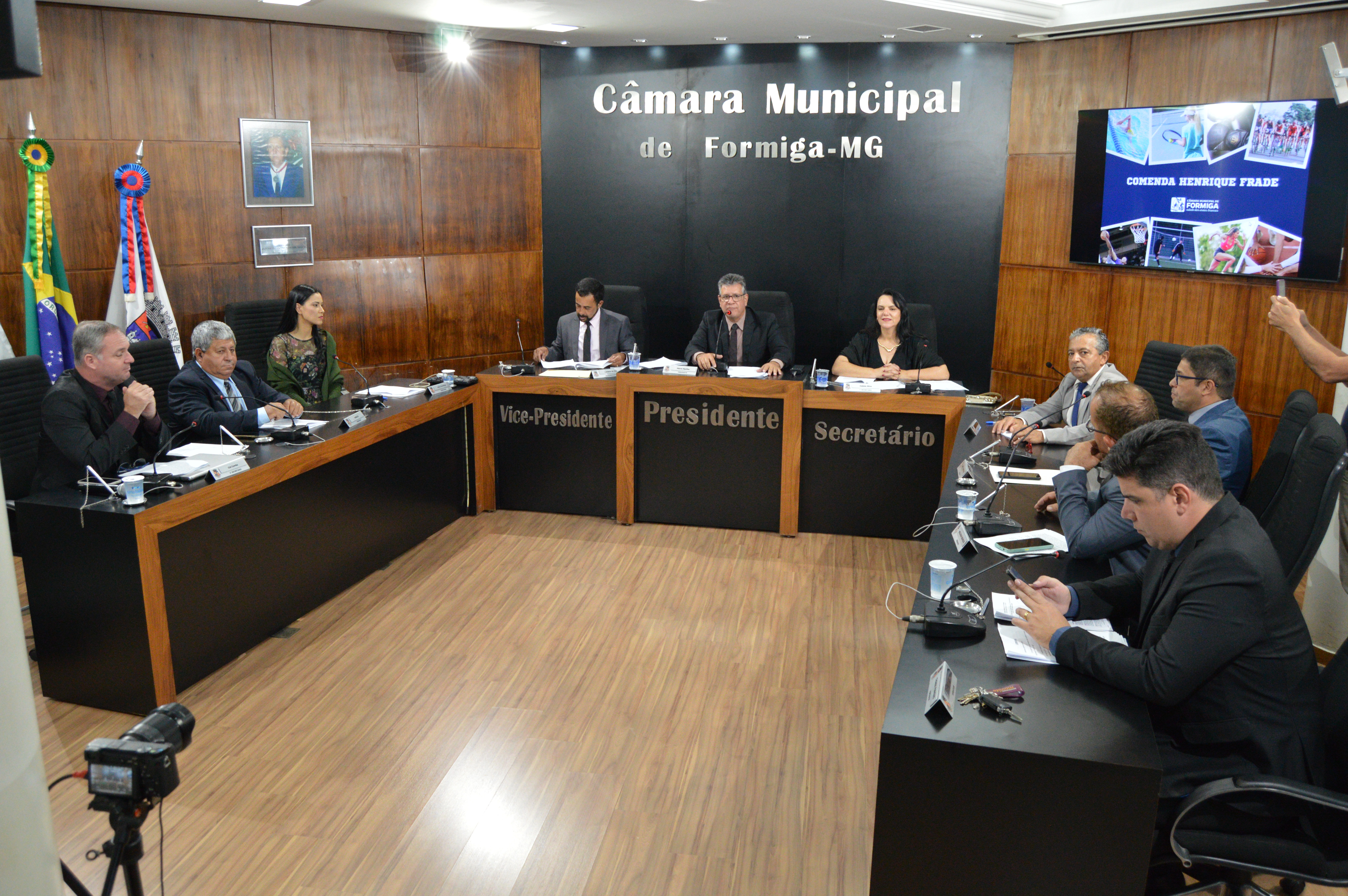 Câmara aprova Crédito Complementar e homenageia desportistas