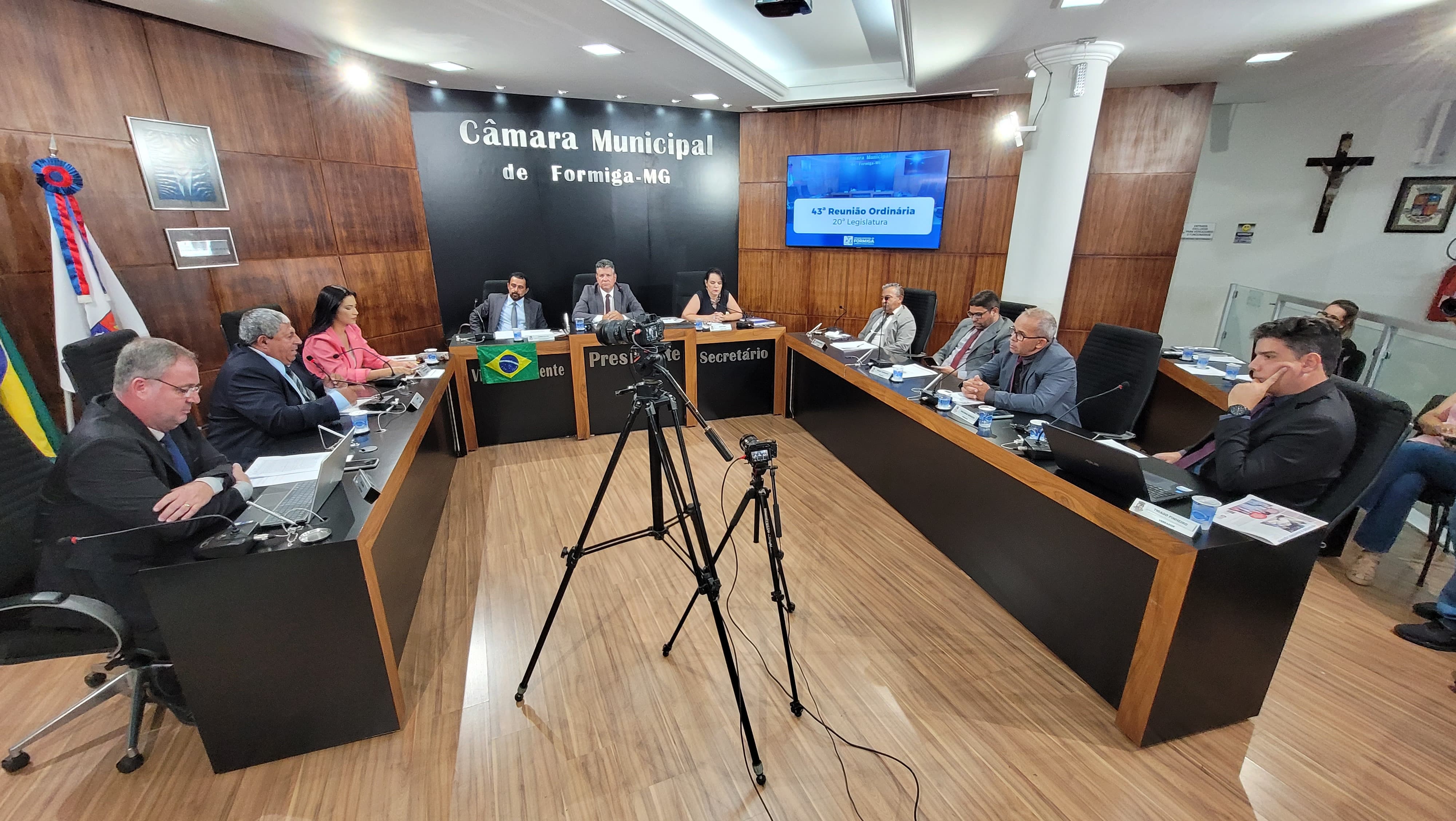 Aprovados projetos em diversas áreas e realizadas homenagens durante reunião plenária