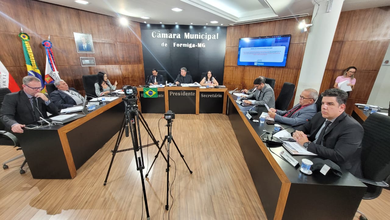 Câmara de Formiga aprova projetos voltados a obras, transporte e valorização do servidor, celebra Outubro Rosa e homenageia defensores da causa animal