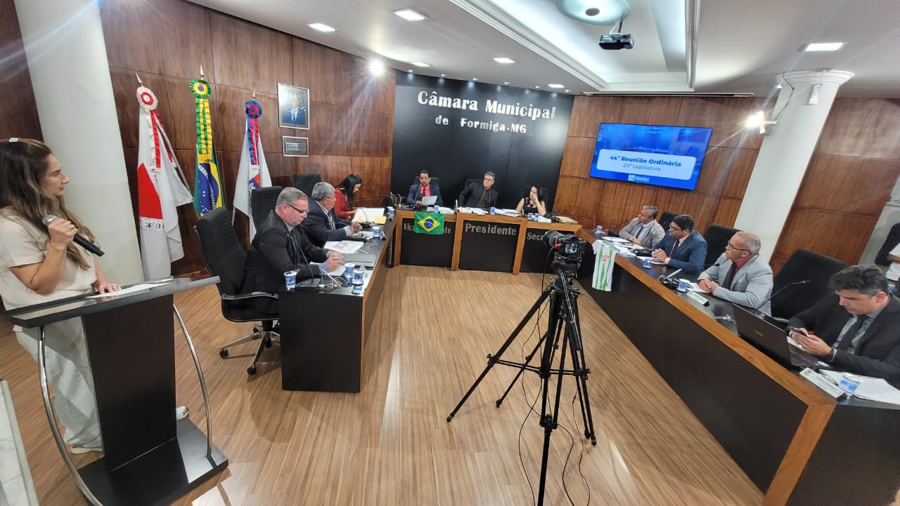 Câmara de Formiga aprova projetos voltados à saúde, valorização de servidores e registra homenagens em plenário