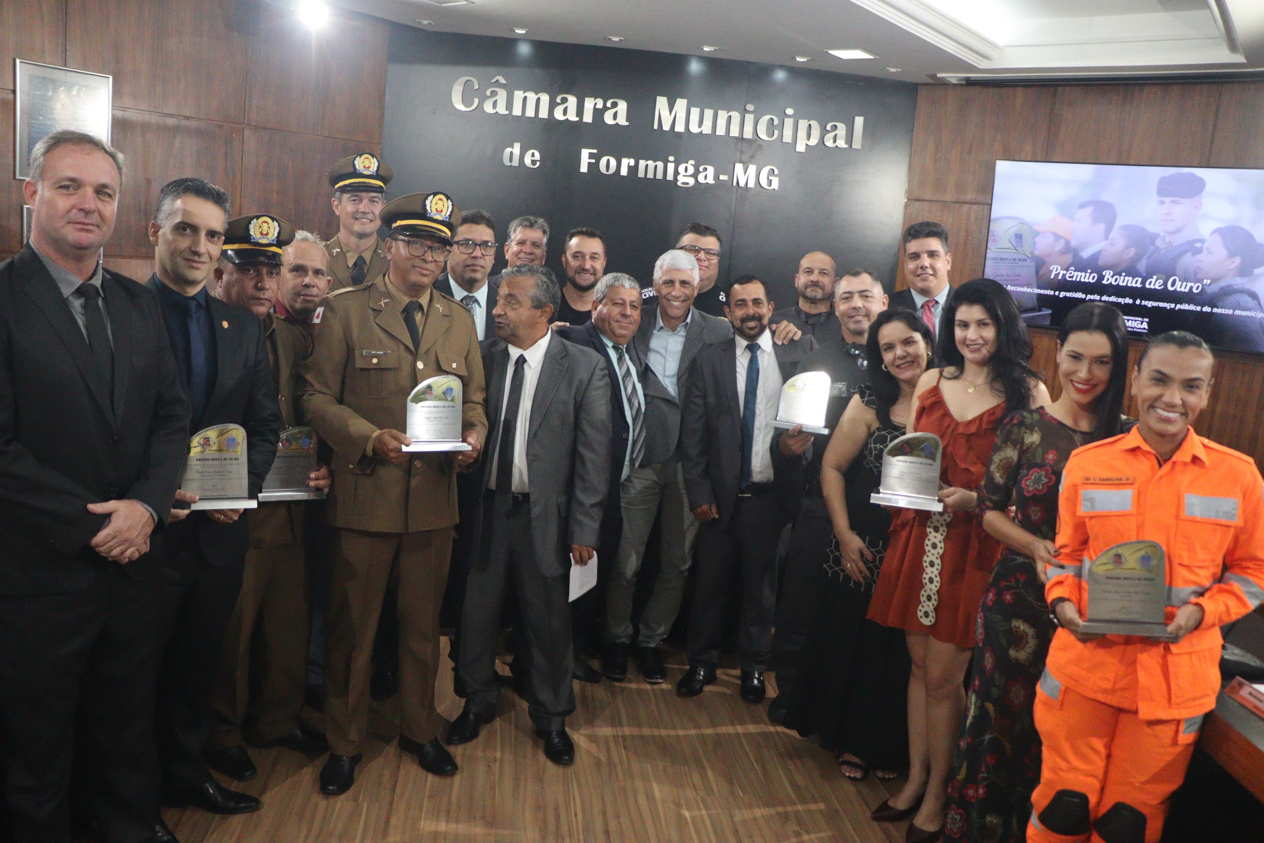 Câmara Municipal de Formiga realiza 13ª Reunião Ordinária com aprovação de projetos e entrega do Prêmio Boina de Ouro