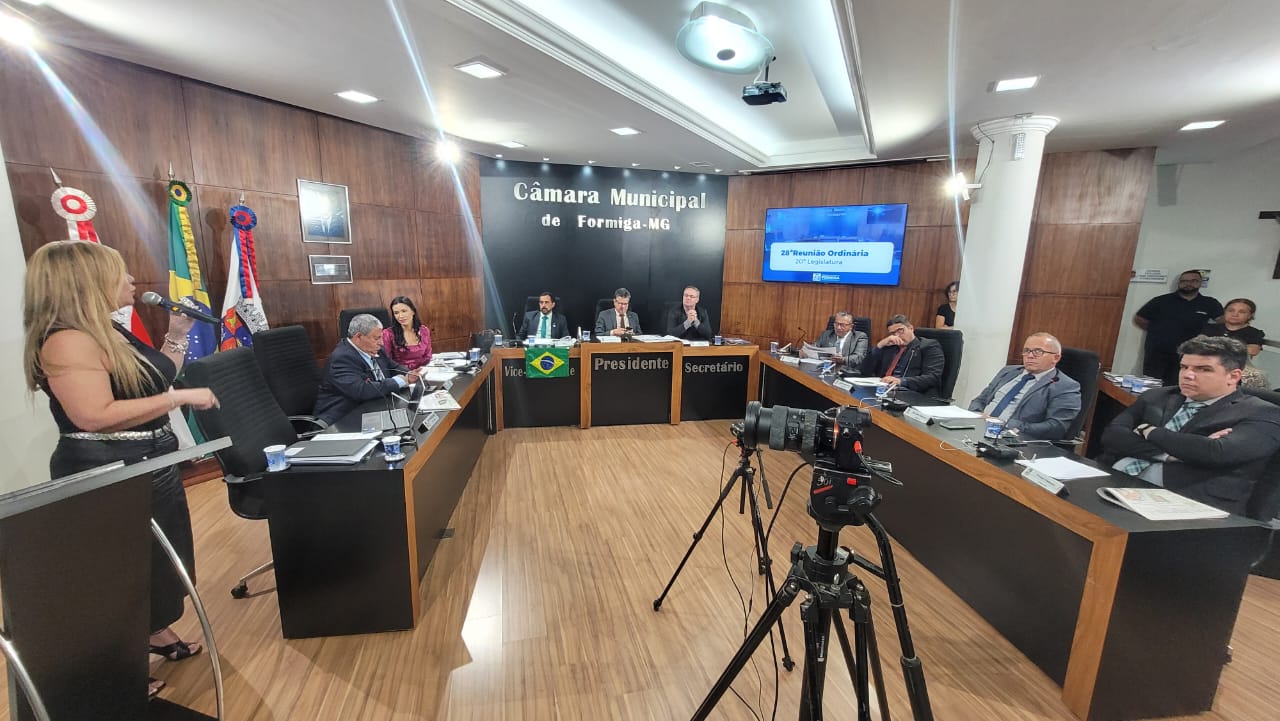 Aprovados projetos sobre educação, alienação de imóveis  e agricultores são homenageados